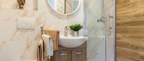 Appartement (A1) | Salle de bain | Séchoir à cheveux, peignoirs, papier de toilette