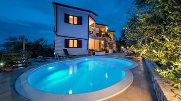 Outdoor pool, a heated pool