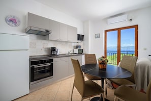 Appartamento (A3) | Cucina privata | Frigorifero, microonde, piano cottura, lavastoviglie