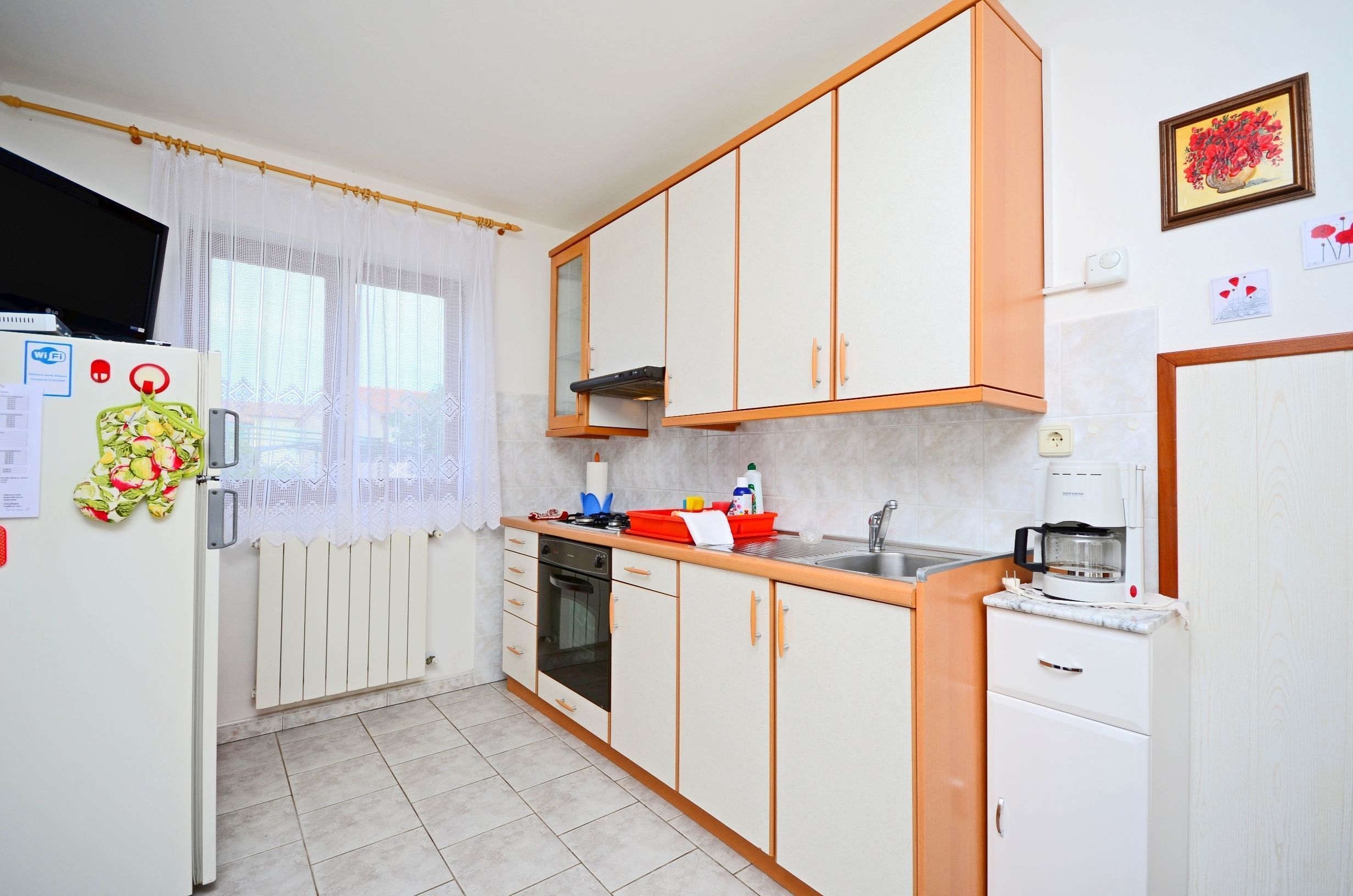 Eigene Küche | Kühlschrank, Ofen, Herdplatte, Espressomaschine