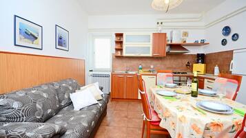 Private kitchen | Fridge, oven, stovetop, espresso maker