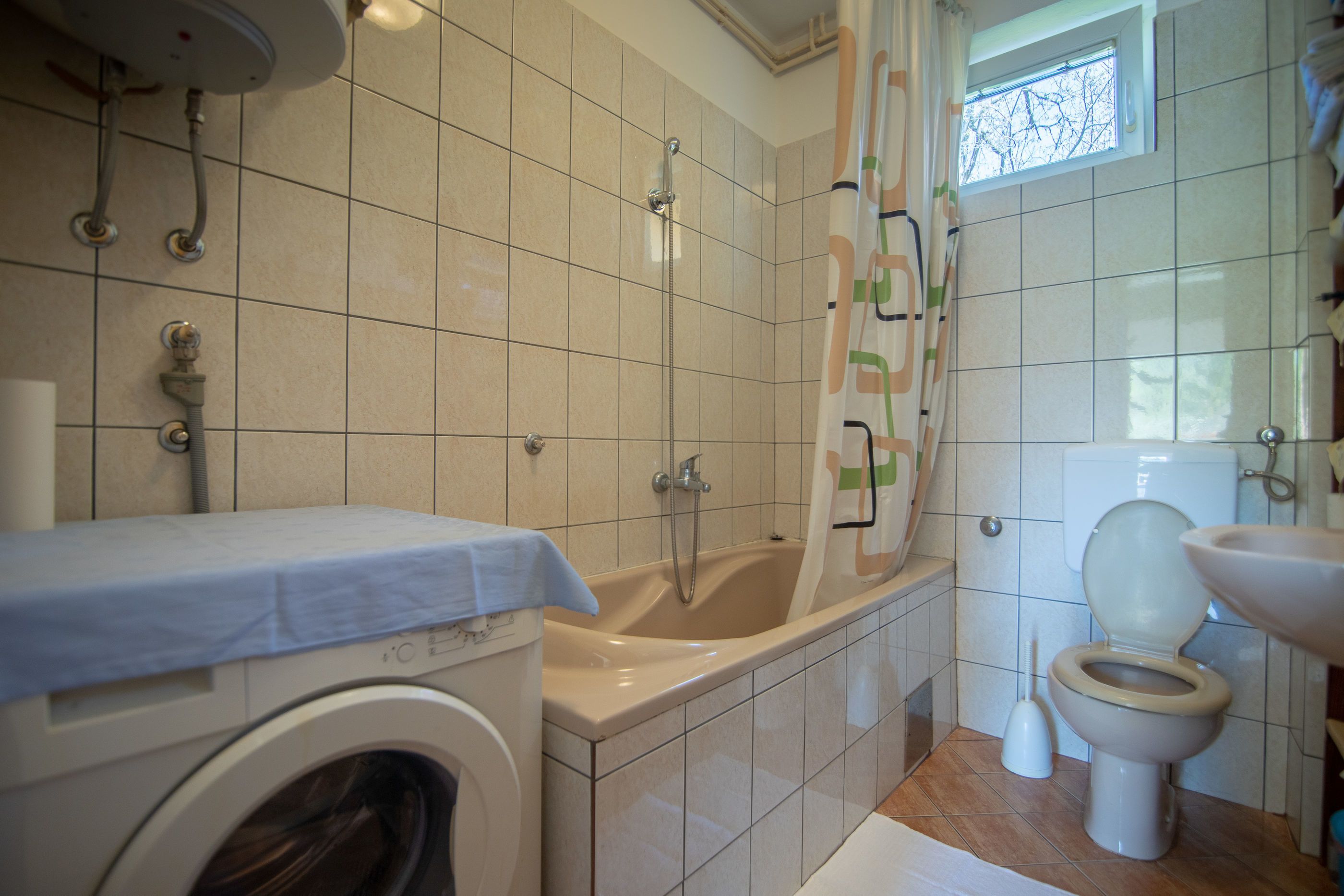 Badkamer | Een douche, een haardroger