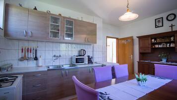 Yksityinen keittiö | Jääkaappi, mikroaaltouuni, uuni, liesi