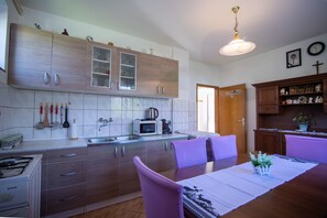 Private kitchen | Fridge, microwave, oven, stovetop