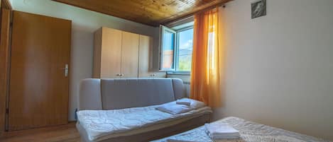 3 bedrooms, iron/ironing board, free WiFi