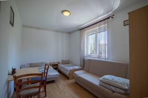 3 habitaciones, tabla de planchar con plancha y wifi gratis 