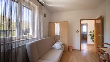 3 bedrooms, iron/ironing board, free WiFi