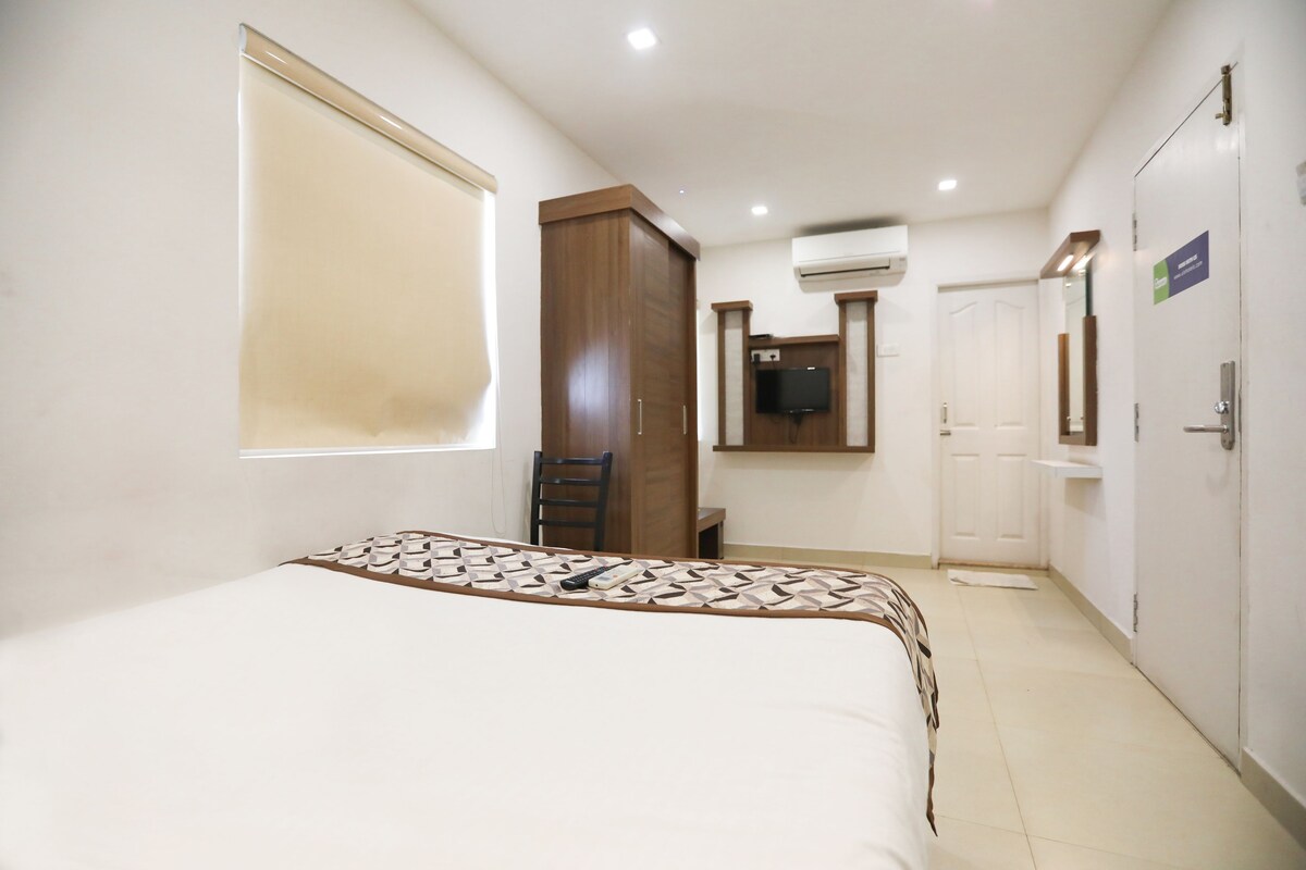 Ropa de cama hipoalergénica y caja de seguridad en la habitación 