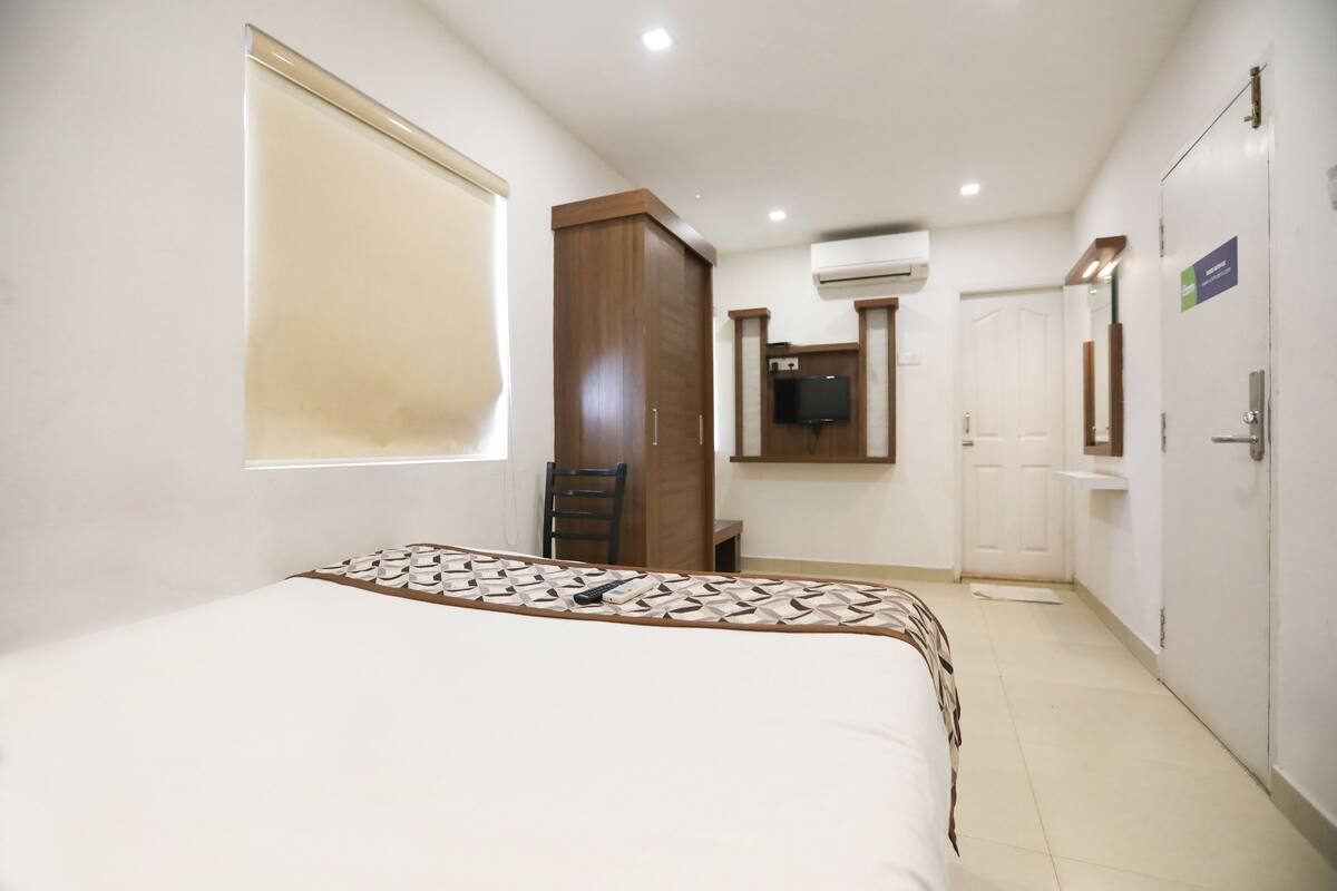 Hypo-allergenic bedding, in-room safe, desk, laptop workspace