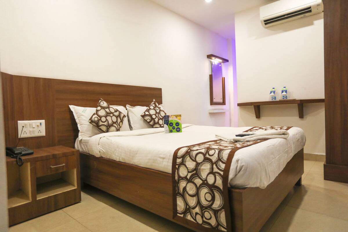 Hypo-allergenic bedding, in-room safe, desk, laptop workspace