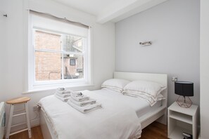 1 Schlafzimmer, individuell dekoriert, individuell eingerichtet