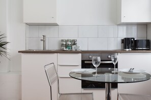 Kühlschrank, Ofen, Wasserkocher, Kochgeschirr/Geschirr/Besteck