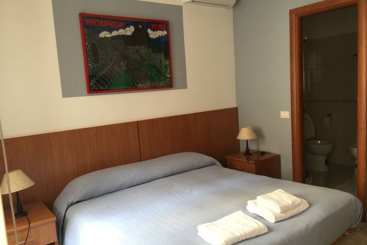Apartamento clássico | Wi-Fi de cortesia, roupa de cama