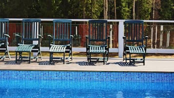 Inomhuspool och en sÀsongsöppen utomhuspool