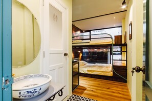 4 bedrooms, WiFi - Welcome!We wish you have a good trip in Vietnam.Make us a part of your journey! (Ho Chi Minh)