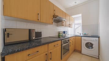 Refrigerador, horno, placa de cocina, tetera/pava eléctrica