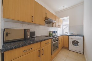 Kylskåp, ugn, spishäll och vattenkokare