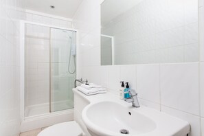 Studio Basic | Badrum | Dusch, hårtork, handdukar och toalettpapper