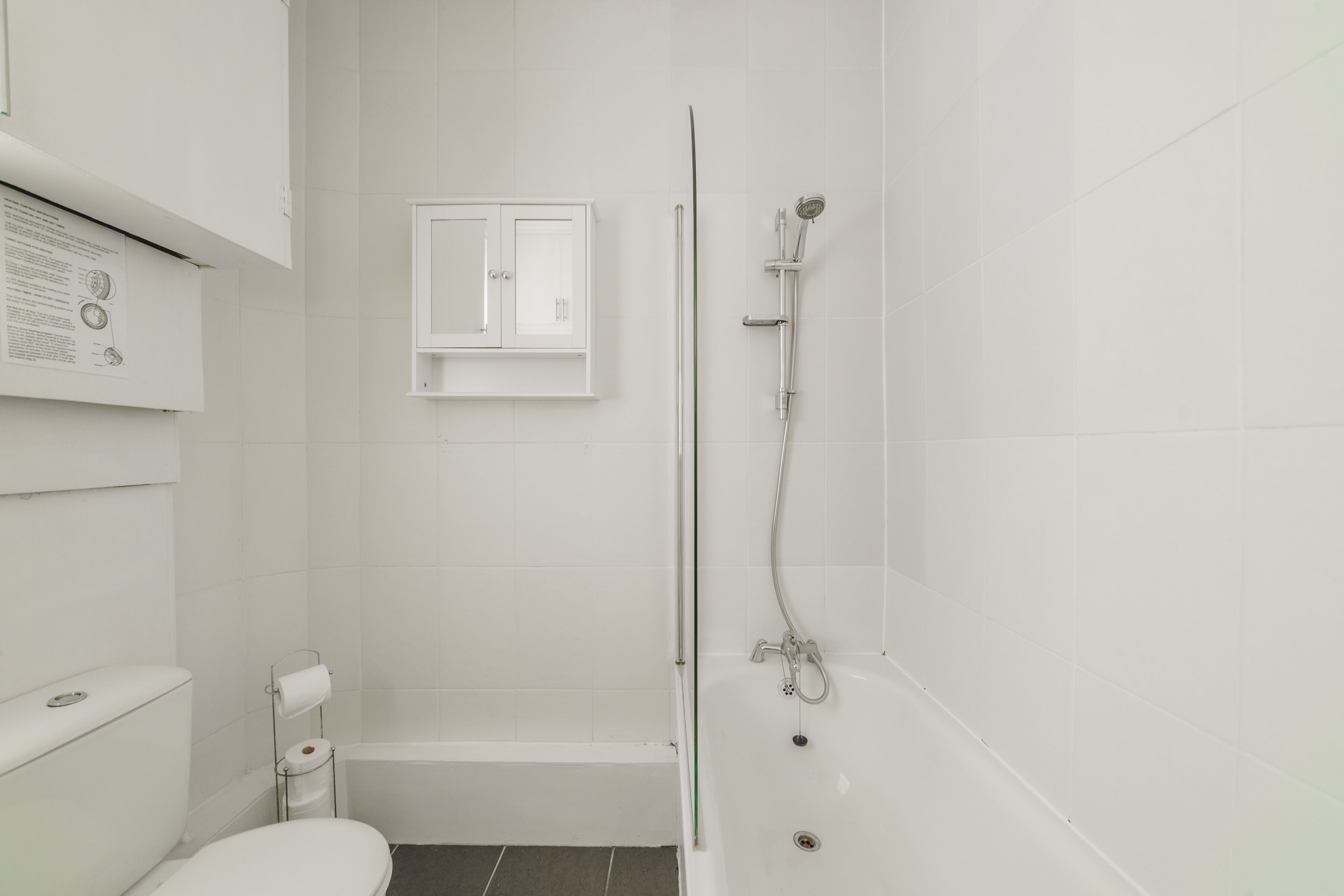 Basic-Studio | Badezimmer | Duschwanne, Haartrockner, Handtücher