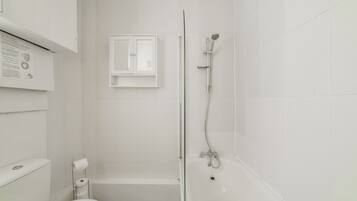 Basic-Studio | Badezimmer | Duschwanne, Haartrockner, Handtücher