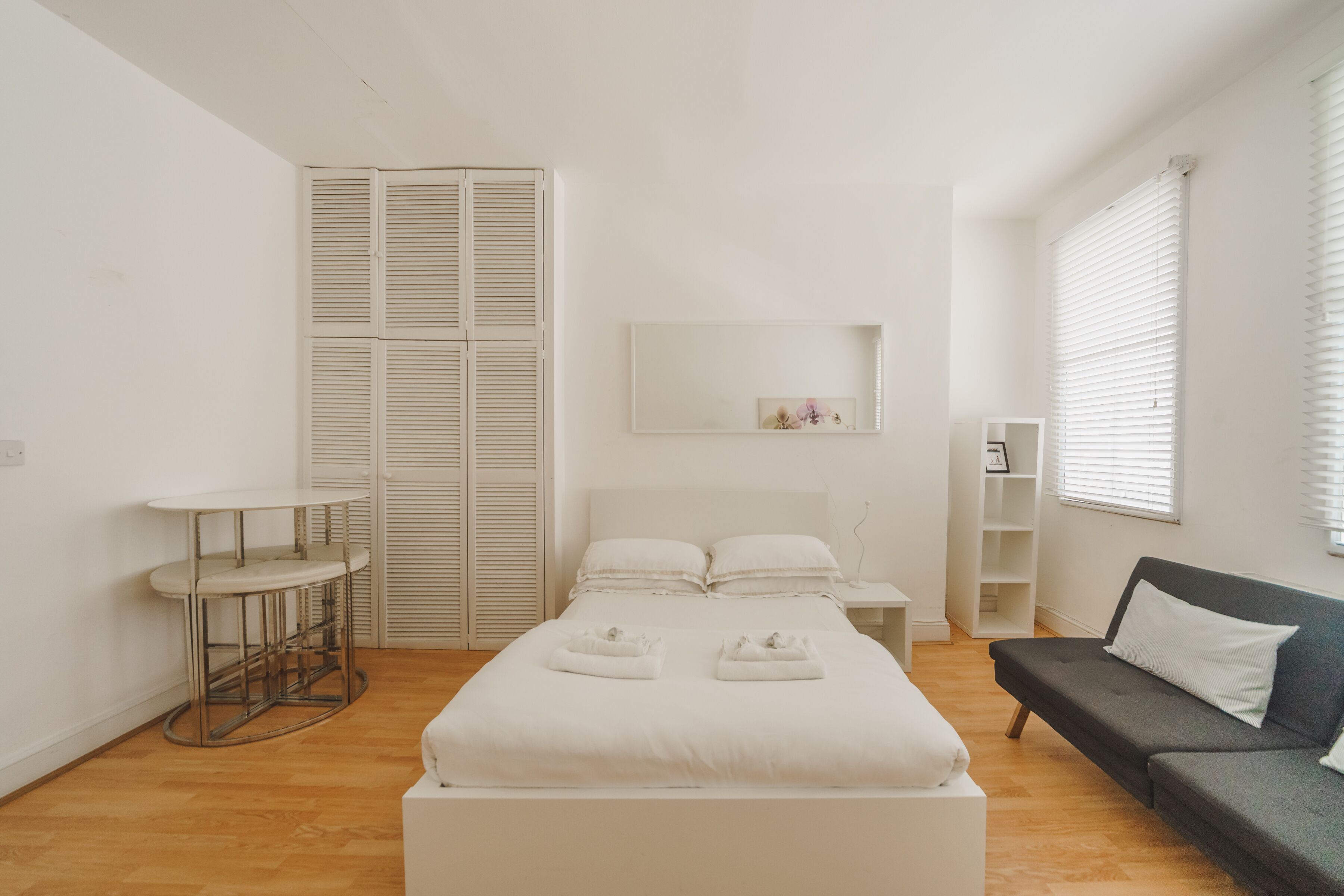 Estudio básico | Decoración personalizada y muebles diferentes 