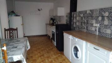 Kjøleskap, mikrobølgeovn, oppvaskmaskin og espressomaskin