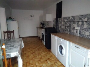 Kühlschrank, Mikrowelle, Geschirrspüler, Espressomaschine