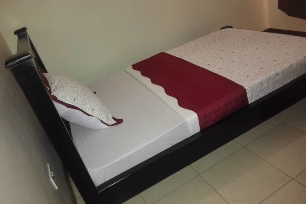 Single Room | Desk, blackout drapes, soundproofing, bed sheets