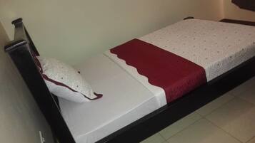 Single Room | Desk, blackout drapes, soundproofing, bed sheets