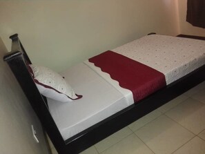 Single Room | Desk, blackout drapes, soundproofing, bed sheets - Coffee Tourist Motel (Kampala)