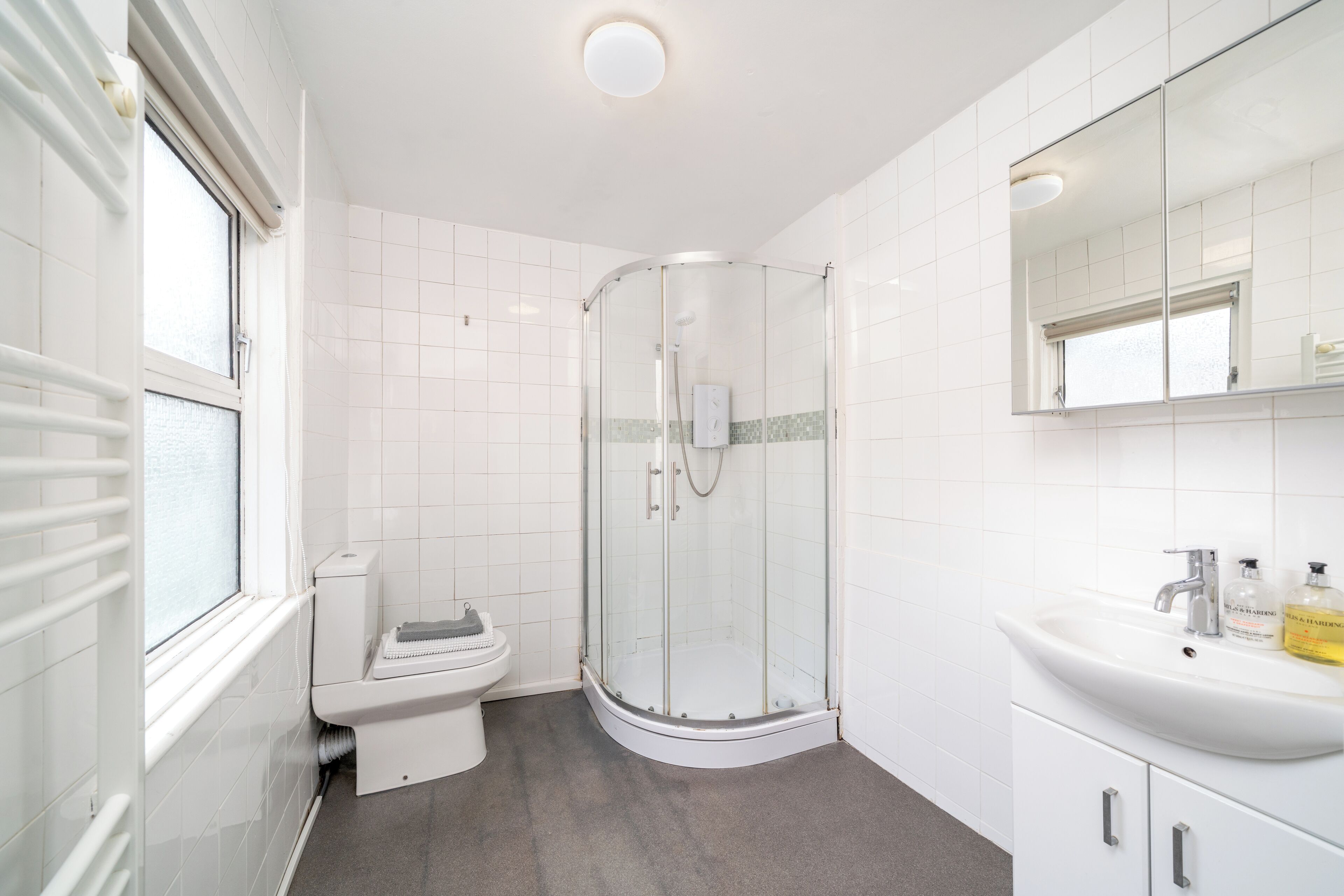 Combined shower/tub, hair dryer, towels, shampoo