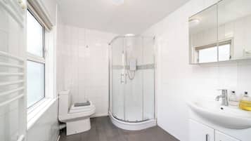 Kombinert dusj/badekar, hårføner, håndklær og sjampo