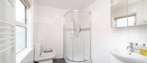 Combined shower/bathtub, hair dryer, towels, shampoo