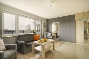 Deluxe-Apartment | Wohnbereich | 32-Zoll-Plasmafernseher mit Satellitenempfang, Fernseher, DVD-Player