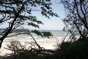沙滩椅、海滩遮阳伞、沙滩毛巾