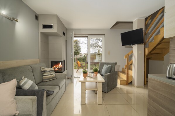 Deluxe-Apartment | Wohnbereich | 32-Zoll-Plasmafernseher mit Satellitenempfang, Fernseher, DVD-Player