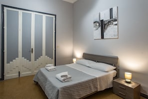 Habitación doble estándar | Artículos del minibar gratis, escritorio, cunas gratuitas y camas extra 