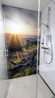 Ducha, artículos de higiene personal gratuitos y secador de pelo