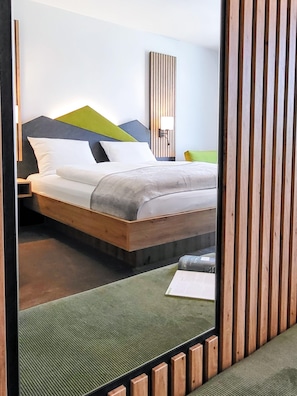 Hypo-allergenic bedding, in-room safe, desk, blackout curtains