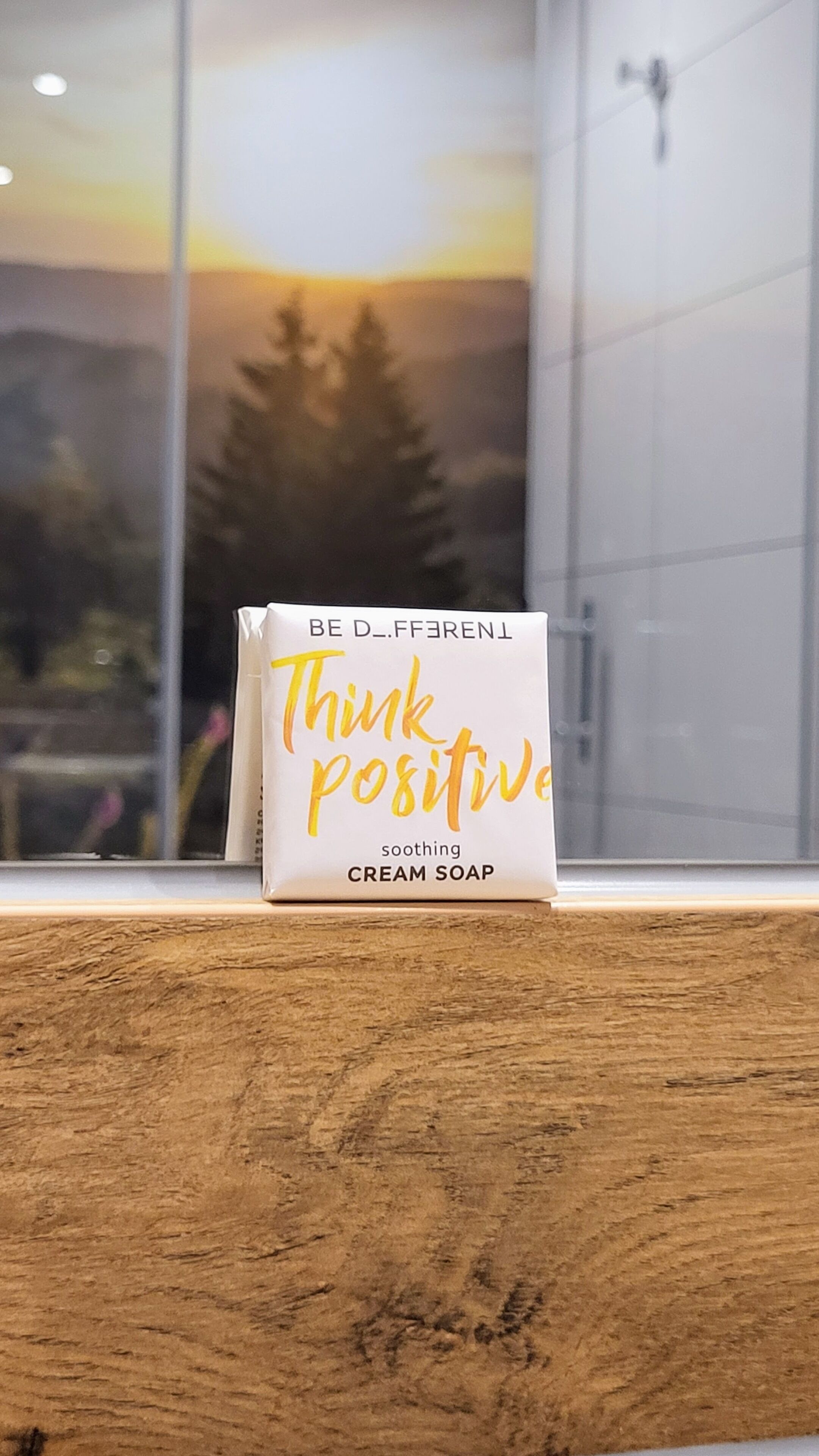 Eine Schachtel beruhigende Seife mit dem Namen 'Think Positive' auf einer Holzoberfläche.