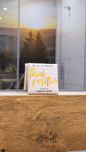 Eine Schachtel beruhigende Seife mit dem Namen 'Think Positive' auf einer Holzoberfläche.