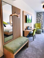 Hypo-allergenic bedding, in-room safe, desk, blackout drapes