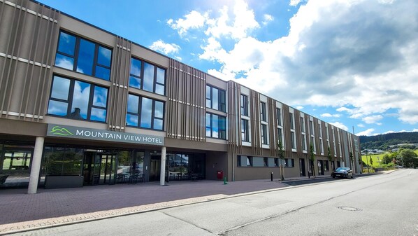 A modern hotel with a flat roof, large windows, and a sign reading "Mountain View Hotel". - Mountain View Hotel Willingen, BW Signature Collection (Willingen)