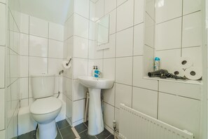 Basic Double Room, 2 Double Beds, Non Smoking | Bathroom | Combined shower/bathtub, hair dryer, towels, shampoo - Cosy High Floor Studio Greek Street Soho (London)