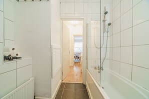 Dobbeltrom – basic, 2 dobbeltsenger, ikke-røyk | Bad | Kombinert dusj/badekar, hårføner, håndklær og sjampo