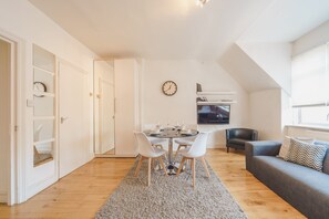 Dobbeltrom – basic, 2 dobbeltsenger, ikke-røyk | Oppholdsområde | Flatskjerm-TV