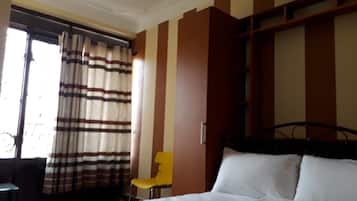 Muebles diferentes, escritorio y espacio para trabajar con laptop