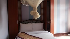 Individually furnished, desk, laptop workspace, soundproofing - Egret Pilgrims Inn (Kampala)