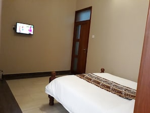 Individually furnished, desk, laptop workspace, soundproofing - Egret Pilgrims Inn (Kampala)