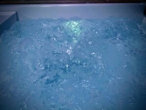A bathtub filled with water. - Musem Spa (Sos del Rey Catolico)